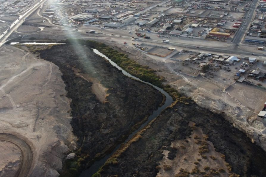 Interponen querella contra quienes resulten responsables por incendio en la ladera del río Loa en el sector Yalquincha