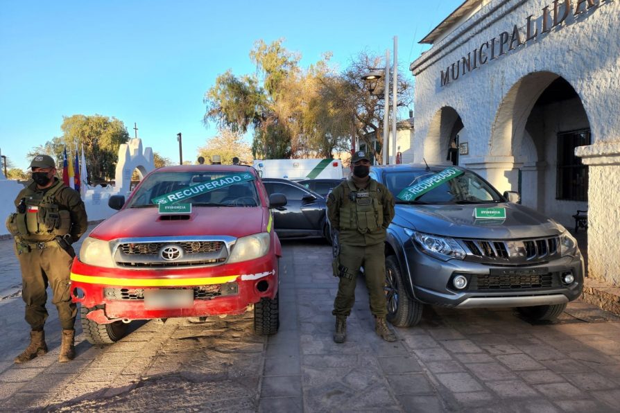 <strong>Carabineros de San Pedro de Atacama recuperó dos camionetas con encargo por robo</strong>