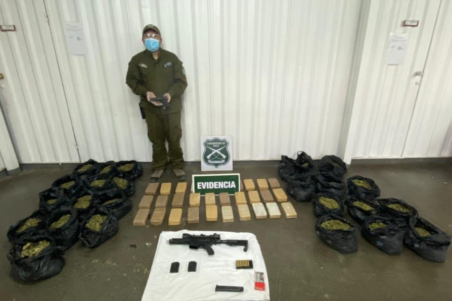 <strong>Encuentran camioneta robada con droga, armas y municiones en sector Ascotán</strong>