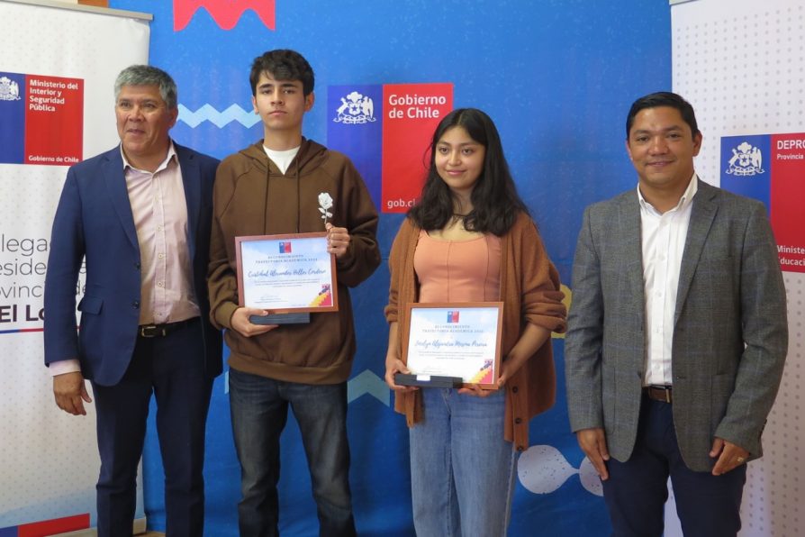 <strong>Reconocen a estudiantes de la provincia El Loa distinguidos por sus trayectorias educativas</strong>