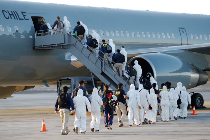 Gobierno logra expulsión de 53 extranjeros en vuelo hacia Bolivia, Colombia y Ecuador