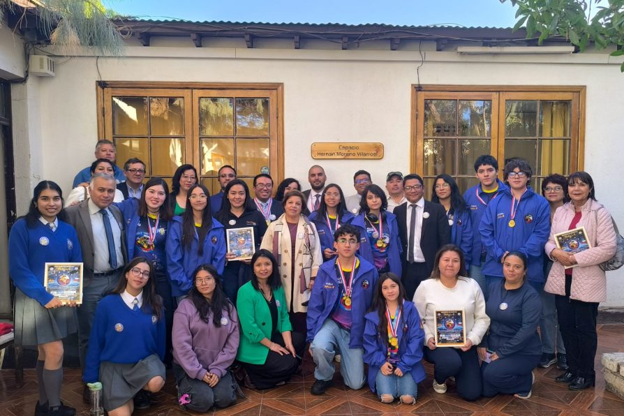Delegación Presidencial de El Loa reconoce al Equipo de Robótica Wall-e previo a su viaje a Sudáfrica