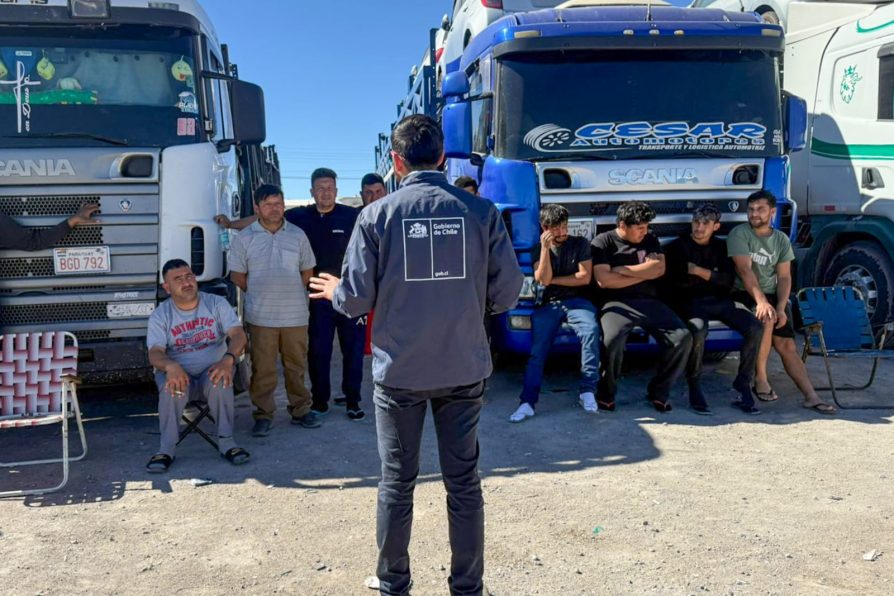 Coordinan y entregan ayuda humanitaria a camioneros varados en Calama y San Pedro de Atacama