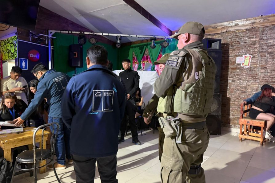Puertas cerradas y clientes escondidos: fiscalización coordinada por la Delegación Presidencial revela grave infracción en local nocturno de Calama