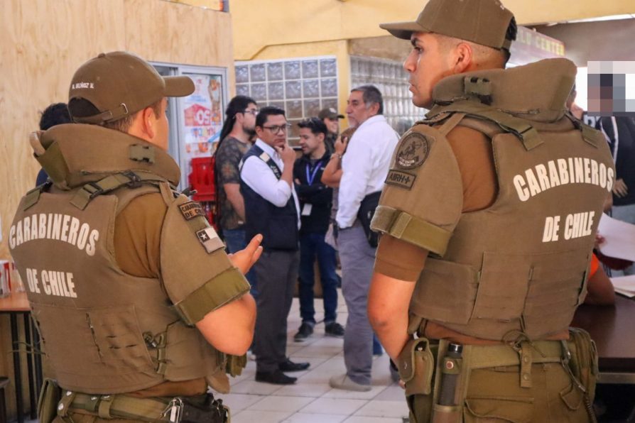 Fiscalización intersectorial en sector céntrico de Calama dejó suspensión de cocinería, tres sumarios sanitarios y más de 140 kilos de alimentos desnaturalizados