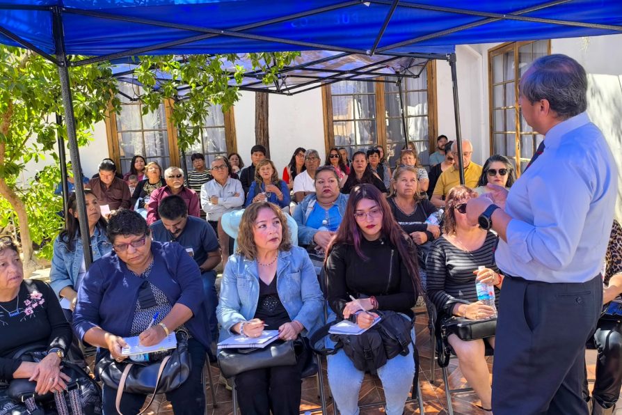Gobierno en Terreno: Delegación Presidencial de El Loa fortalece vínculo con dirigentes vecinales en Mesa Territorial